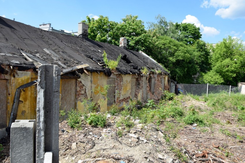 Znika kolejna stara zabudowa z centrum Kielc. Wyburzone są...