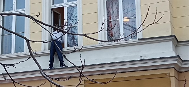 Desperat wszedł na gzyms budynku przy ulicy Jana Pawła II we Wrocławiu