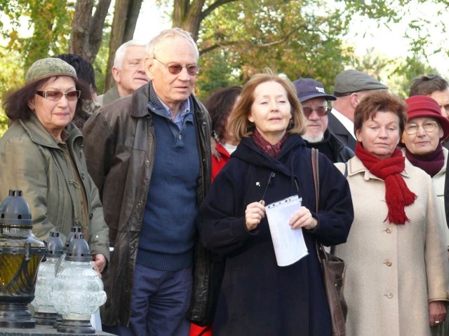 Leszek Długosz z żoną (na zdjęciu z lewej strony) przy grobie Anny Nagórskiej na zaklikowskim cmentarzu