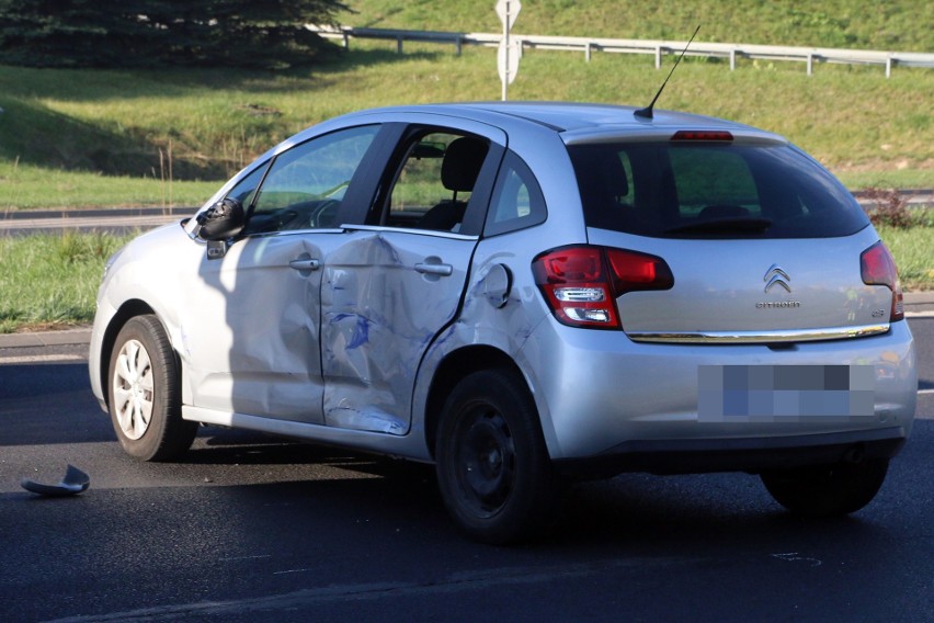 Kolizja na al. Solidarności. Zderzenie citroena z TIR-em