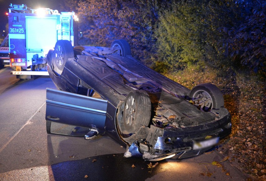 Wypadek w Przemyślu. Na ul. Chrobrego dachował 17-letni kierujący mercedesem. Ranna została młoda kobieta [ZDJĘCIA]