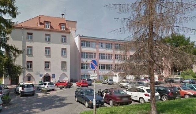 Szpital ma zabezpieczyć 45 łóżek, w tym 5 respiratorowych dla pacjentów z potwierdzonym zakażeniem oraz 3 miejsca dla pacjentów z podejrzeniem zakażenia.