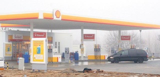 W piątek kierowcy mogli już zatankować na nowej stacji Shell w Koszalinie. Powstała przy ul. Gdańskiej, po sąsiedzku ze stacją BP. Benzyna Pb95 kosztowała tu 4,82 zł za litr, a ON był w cenie 4,75 zł za litr.  