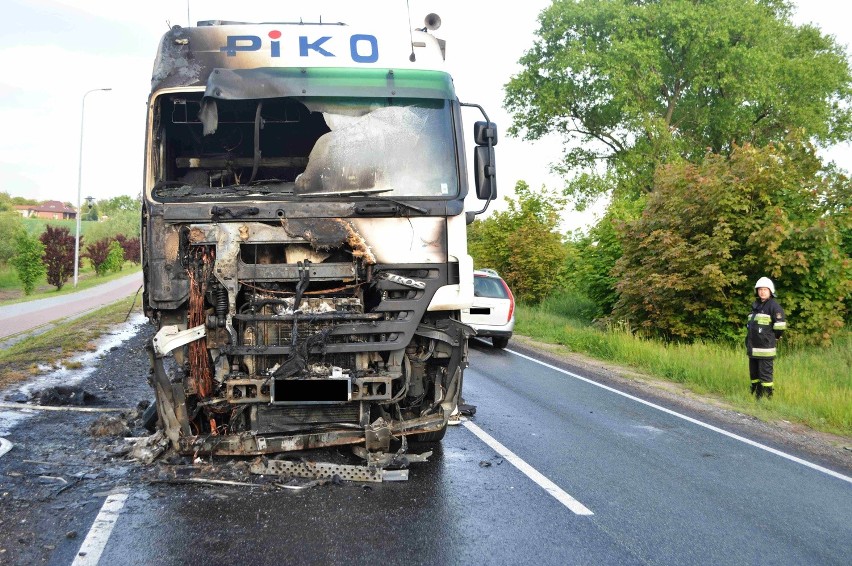 Pierwsi na miejsce przybyli strażacy z Brześcia Kujawskiego,...