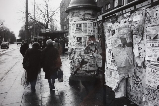 Jaworzno na zdjęciach z lat 80. i 90. XX wieku. Możemy zobaczyć istniejące do dziś budynki, a także to jak zmieniała się moda czy pojazdy. Zapraszamy na podróż w przeszłość. Zobacz kolejne zdjęcia. Przesuń w prawo - wciśnij strzałkę lub przycisk NASTĘPNE