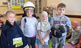 Przedszkolaki ze szkoły w Wielgusie spotkały się ze strażakiem. Dzieci przymierzały mundury i hełmy. Zabawa doskonała. Zobaczcie zdjęcia