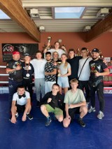 Dwa puchary dla UKS Victoria Boxing Łódź zdobyte na turnieju w Opocznie. Zdjęcia