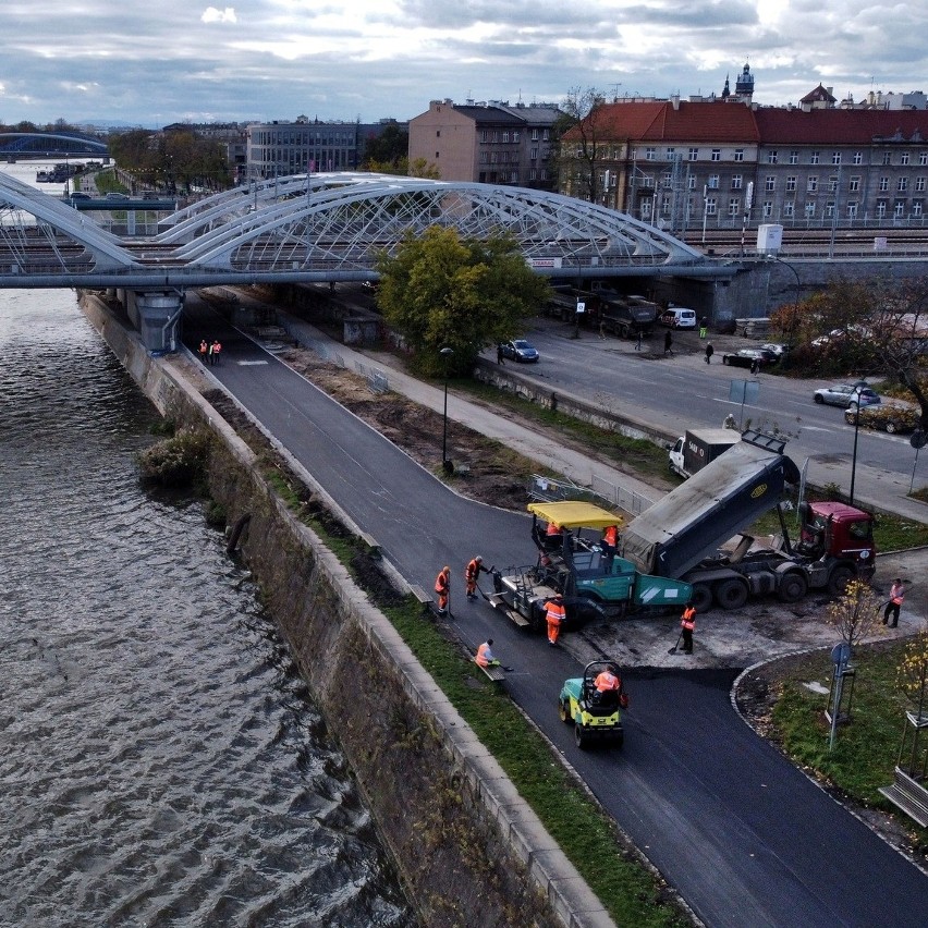 Kraków. Budują "autostradę" dla pieszych i rowerzystów na Bulwarach Wiślanych