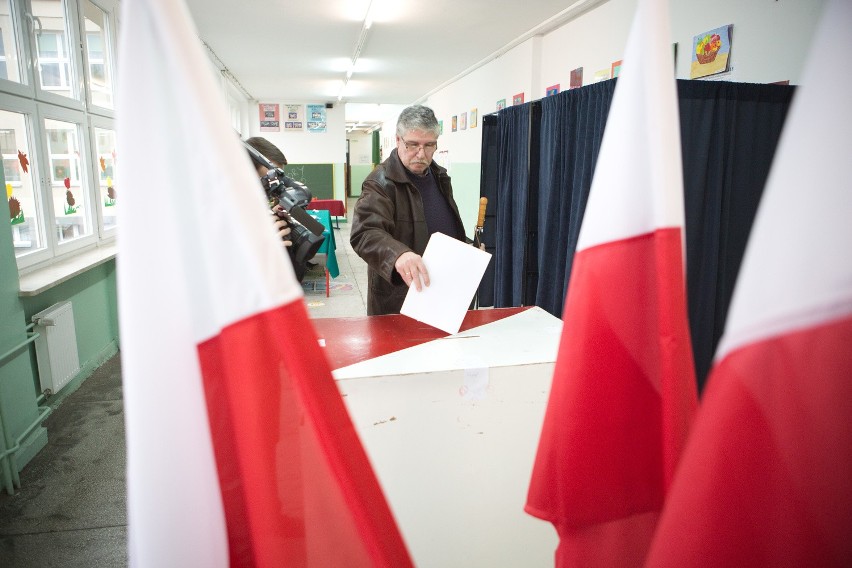 Prezydent Robert Biedroń zagłosował w wyborach (wideo)