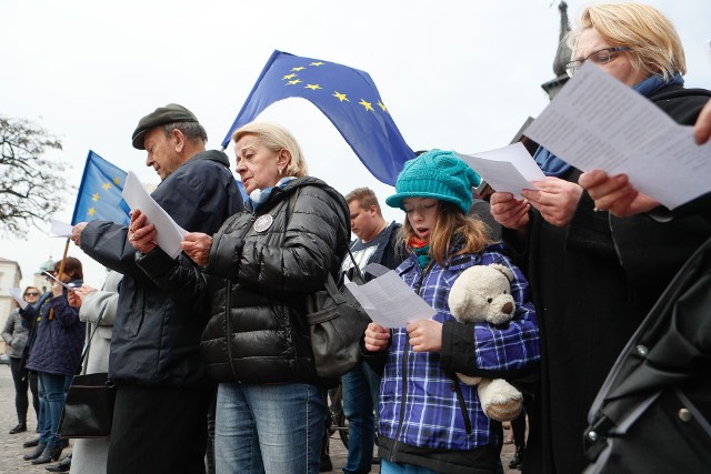 Dziś w całej Polsce odśpiewywany jest hymn Unii Europejskiej. "Oda do radości" zabrzmiała również na rzeszowskim Rynku. 