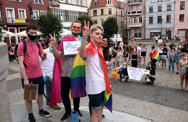 Na Rynku w Grudziądzu odbyła się manifestacja "Jesteśmy ludźmi, nie ideologią". Była też grupka młodych chłopaków z transparentem "chłopak + dziewczyna = rodzina". Zostali wylegitymowani przez policję.