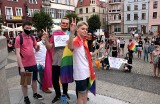 Protest w Grudziądzu: "Jesteśmy ludźmi, nie ideologią". Kontrmanifestanci odpowiadali: "Zakaz pedałowania" [zdjęcia, wideo]