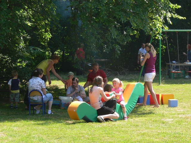  Piknik to okazja do zabawy całych rodzin w przyszkolnym parku.