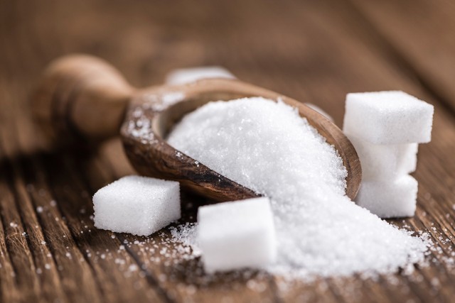 Przeciętny Polak zjada ponad 40 kg cukru rocznie. Poza tym, że ma to negatywne skutki dla naszego zdrowia, to produkcja 1 kg cukru zużywa ogromne ilości wody i emituje dwutlenek węgla. Co oznacza, że cukier ma zdecydowanie więcej wad niż zalet.