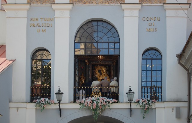 Zawarta w tytule litanii Moniuszki - Ostra Brama - to najczęściej odwiedzane przez Polaków miejsce w Wilnie. W Wilnie mieszkał także i pracował Stanisław Moniuszko.