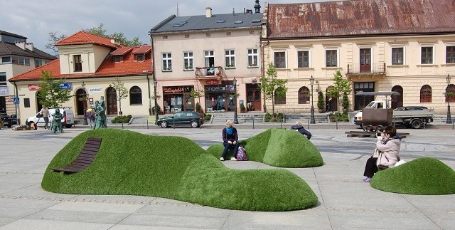 Oryginalne „ławki” w centrum Wieliczki to znak, że rusza akcja „Rynek w centrum kultury”