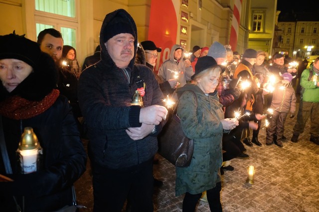 Mieszkańcy Przemyśla zapalili w poniedziałek wieczorem światełko pamięci dla prezydenta Gdańska. Paweł Adamowicz został w niedzielę zaatakowany nożem podczas 27. Finału Wielkiej Orkiestry Świąteczne Pomocy na scenie w Gdańsku. Adamowicz zmarł w szpitalu 14 stycznia po godz. 14 wskutek obrażeń wielonarządowych.Przemyślanie zapalili znicze i zimne ognie – takie, jakie miał w niedzielę na scenie prezydent Adamowicz.