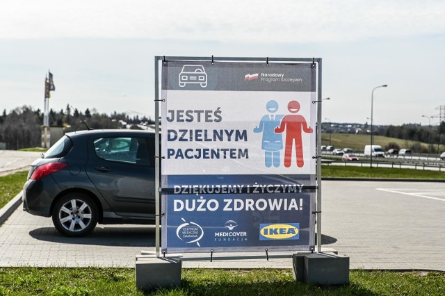 01.05.2021 gdanskcentrum handlowe matarnia. punkt szczepien drive-thru.  szczepienie przeciwko covid-19. fot. przemek swiderski / polska press / dziennik baltycki