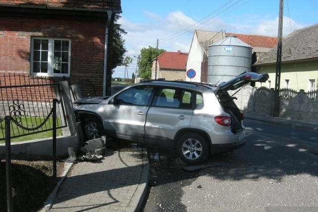 W Żużeli 29-letni mieszkaniec Raciborza na jednym ze skrzyżowań stracił panowanie nad samochodem i rozbił go o ogrodzenie.