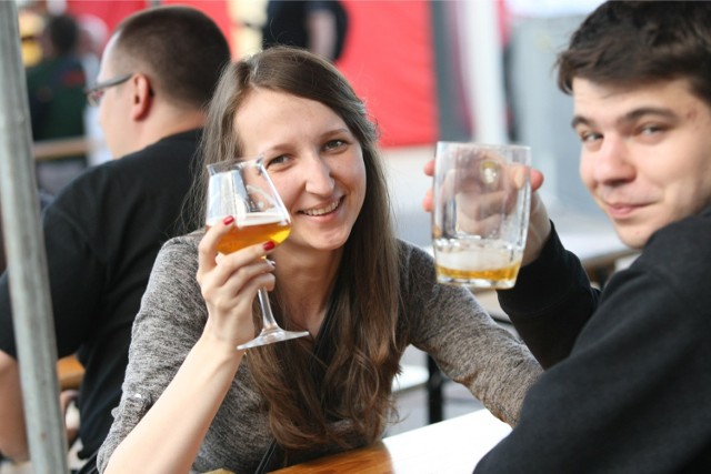 Młodzi ludzie zaczynają pić piwo za sprawa dorosłych