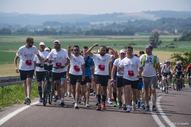 Na zdjęciu m.in. Łukasz Domin i Sławomir Hadro, uczestnicy biegu "Run de Podkarpacie – Sztafeta dla Marzeń"