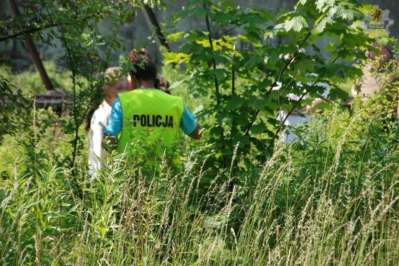 Zwłoki 57-latka znaleziono w zaroślach