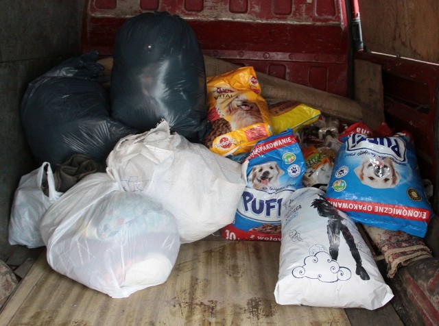 Oto dary tylko z poniedziałku. Organizatorzy akcji zapewniają, że ludzie przynieśli ponad sto kilogramów karmy i kilka worków ubrań, co bardzo wspomoże zwierzęta mieszkające w schronisku.