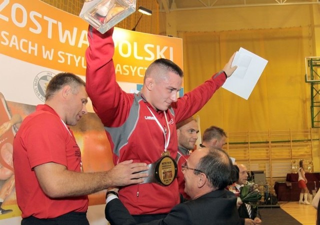 Zdzisław Kolanek (z lewej) w ubiegłym roku zapinał mistrzowski pas, Piotrowi Przepiórce. Chciałby jeszcze raz przeżyć taką chwilę
