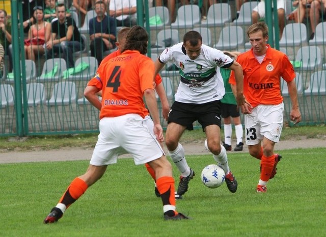 Piłkarze "Stalówki&#8221; (z piłką Krystian Lebioda) grali w piątek z Zagłębiem w Lubinie.