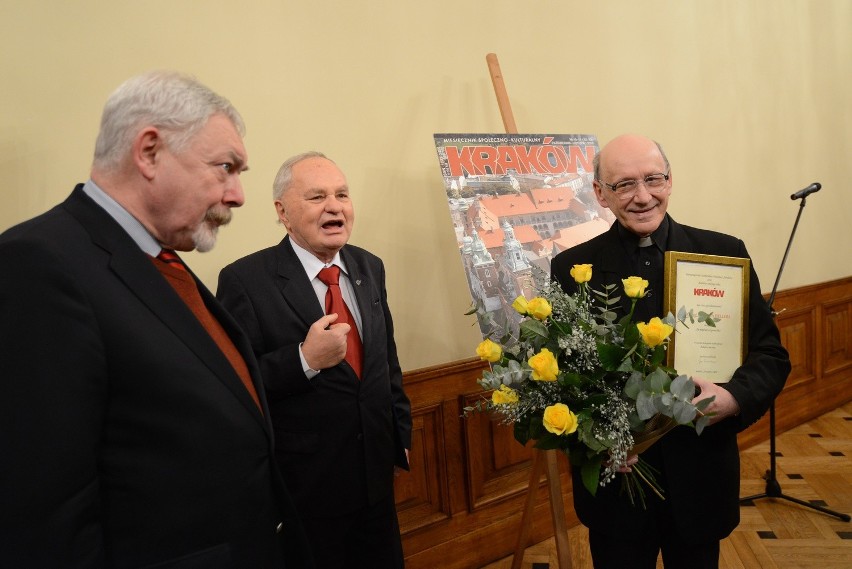 Medal dla księdza prof. Hellera