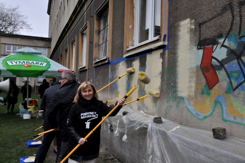 Pogromcy Bazgrołów i parlamentarzyści zamalowali ściany...