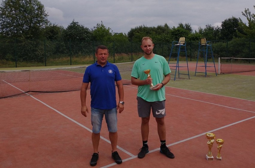 Turniej tenisa ziemnego o puchar Burmistrza Szydłowca. Zwycięzcy otrzymali pamiątkowe puchary