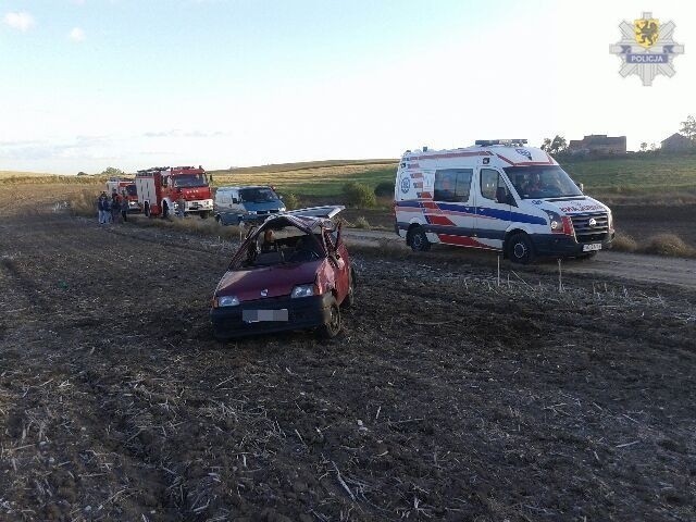 Kierowca jadąc przez Pietrzwałd wypadł z drogi, dachował i wpadł na pole. Miał pięć promili alkoholu