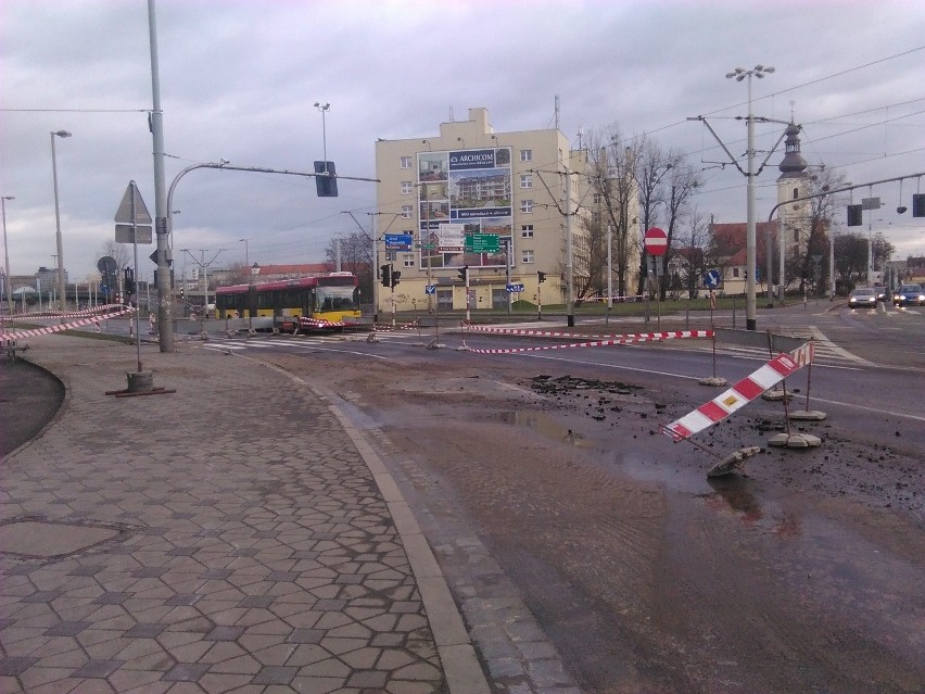 Po dużej awarii zamknięte dwa pasy ul. Oławskiej. Urzędnicy proponują objazd (FOTO)