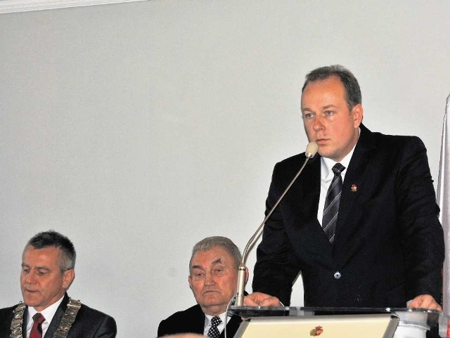 Podczas sesji rady miejskiej w Chrzanowie radni postanowili obciąć uposażenie burmistrzowi Markowi Niechwiejowi. Zamiast 11,5 tys. złotych brutto będzie zarabiał 5,6 tys.