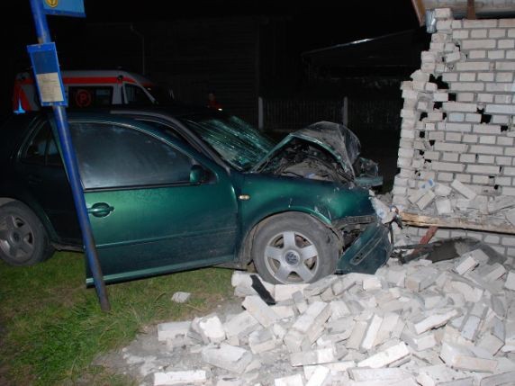 Wypadek w Wierzchowie (gmina Człuchów). Kierowca poniósł śmierć na miejscu