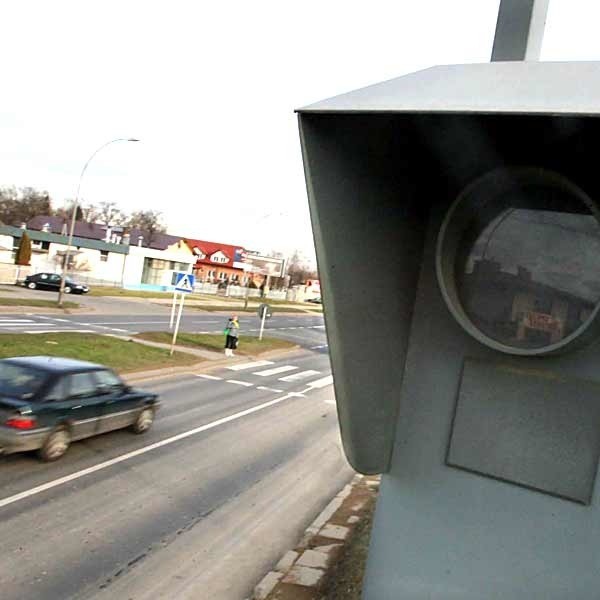 Przedsięwzięcie zakłada, że ponad 700 radarów ustawionych na polskich drogach zostanie połączonych z centralnym serwerem, gdzie trafią zdjęcia wszystkich pojazdów przekraczających dozwoloną prędkość.