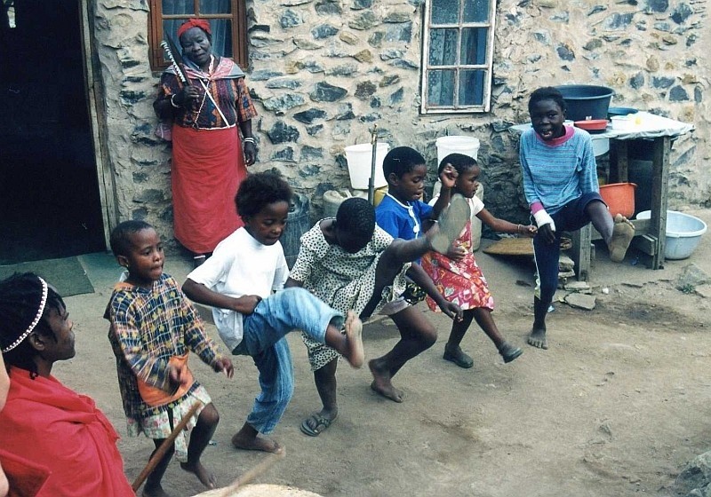 Dzieciaki naśladują taniec szamanek