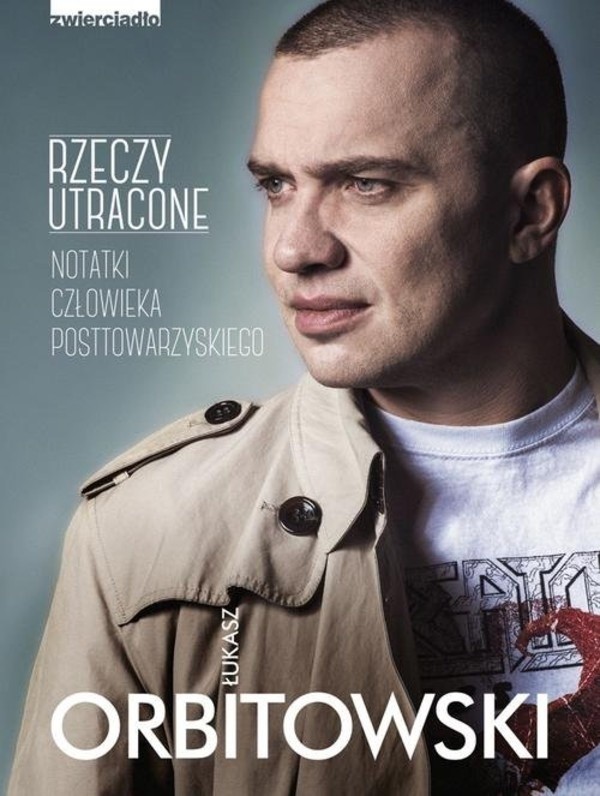 Łukasz Orbitowski - urodził się w 1977 roku w Krakowie. W 2002 roku ukończył filozofię na Uniwersytecie Jagiellońskim. Debiutował na łamach miesięcznika Science Fiction. Poza wieloma opowiadaniami napisał mnóstwo felietonów (w tym dla "Przekroju" i "Gazety Wyborczej") i 13 książek. Był nominowany do prestiżowych nagród: Nagrody Literackiej Gdynia oraz Literackiej Nagrody "Nike". Jest laureatem Stypendium Ministra Kultury i Dziedzictwa Narodowego "Młoda Polska" 2012 oraz Paszportu "Polityki" 2016. Prowadzi program "Dezerterzy" na antenie TVP Kultura.