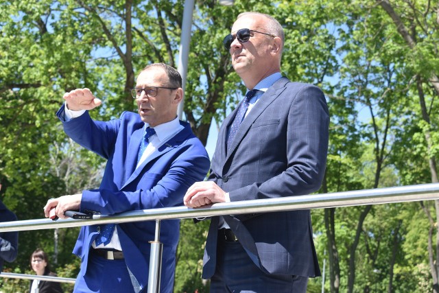 Burmistrz Marek Cebula oprowadzał swoim gościu po odnowionym parku.