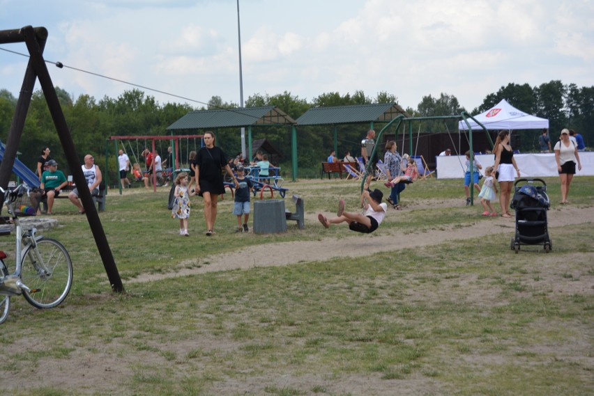 Ostrołęka. Impreza na plaży miejskiej. Była sportowa rywalizacja oraz atrakcje dla dzieci. 14.08.2022