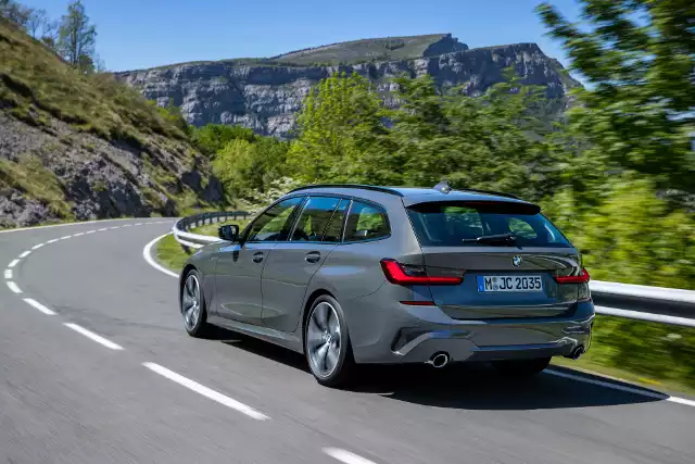 BMW Serii 3 Touring Na początku sprzedaży nowego BMW serii 3 Touring lub kilka tygodni później oferowane będą trzy silniki benzynowe i trzy wysokoprężne.Jednostki oferują od 150 do 374 KM.Fot. BMW