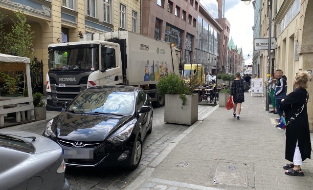 Korek na ul. Świętego Antoniego ciągnie się do ul. Kazimierza Wielkiego.