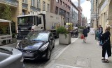 Centrum Wrocławia zablokowane przez źle zaparkowany samochód. Para młoda musiała biec do Urzędu Stanu Cywilnego
