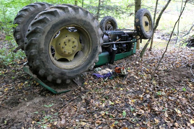 Traktor, pod którym zginął mężczyzna.