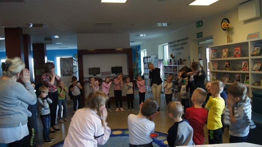 Wspólne czytanie w krasocińskiej bibliotece w ramach ogólnopolskiej akcji