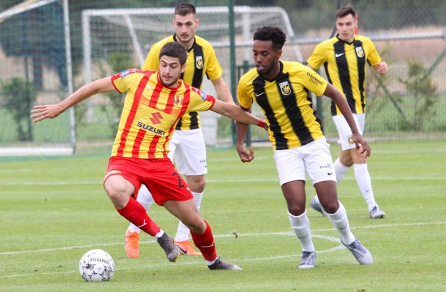 W kolejnym meczu kontrolnym Korona Kielce zremisowała 1:1 z SBV Vitesse, piątą drużyną holenderskiej ekstraklasy w minionym sezonie.   Korona Kielce – SBV Vitesse 1:1 (1:1) Bramki: Marcin Cebula 26 – Matus Bero 78.Korona: Sokół - Gardawski (85. Szymusik), Kovacević (82. Pierzchała), Marquez, Dziwniel (57. Kosakiewicz) - Pacinda (82. Sowiński), Gnjatić (75. Sewerzyński), Żubrowski (44, Zalazar), Arweladze (62. Pućko), Cebula (67. Skrzecz) - Papadopulos (67. Żyro).SBV Vitesse: Bayazit - Lelieveld, Doekhi (46. Obispo), Hajek (71. Thelander), Karawajew (46. Clark), Bero, Mukhtar Ali, Foor, Buitink (19, Matavź, 71. Musaba), Darfalou, Grot (60. Ould-Chikh).W meczu z holenderskim zespołem kielczanie grali przez ponad godzinę dobrze i po wyrównanym początku w 24 minucie zdobyli prowadzenie. Wyprowadzili kapitalną kontrę, Erik Pacinda zagrał do Wato Arweladze, ten wyłożył piłkę Marcinowi Cebuli, który pokonał bramkarza Vitesse. Groźnie pod bramką Korony było w 37 minucie, ale Paweł Sokół świetnie obronił strzał jednego z zawodników Vitesse. Tuż przed przerwą w kieleckiej drużynie zadebiutował najnowszy nabytek klubu – wypożyczony z niemieckiego Eintrachtu Frankfurt Rodrigo Zalazar Martinez. Ten środkowy pomocnik zastąpił Jakuba Żubrowskiego, który z drobnym urazem opuścił plac gry. Zalazar miał kilka udanych zagrać, dobrze prezentował się cały kielecki zespół, który przez pierwszą godzinę potrafił długo utrzymywać się przy piłce i grać na jeden kontakt. Ale w końcówce przyśpieszyli rywale i zdobyli przewagę. Jej efektem był wyrównujący gol.