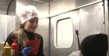 Sanah sprzedawała hot-dogi w Chorzowie. Jest nagranie z tej inicjatywy. Byliście wśród klientów? Zobacz WIDEO