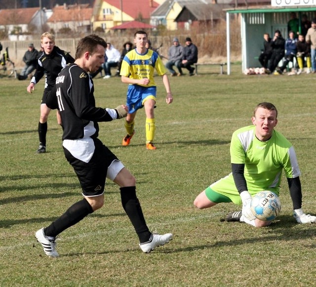 Patryk Tur (z nr 11) zdobywa gola dla Olimpii Pysznica, która w meczu na szczycie zremisowała w Mokrzyszowie. 