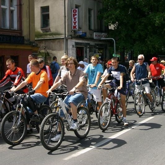 W sobote przez centrum Slupska przejechalo okolo stu rowerzystów. Po raz kolejny przypomnieli urzednikom, ze w mieście brakuje dróg rowerowych. (Fot. Kamil Nagórek)